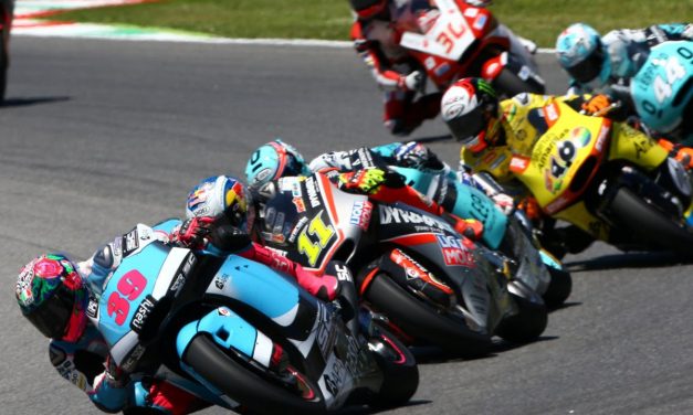 Caída de Luis Salom luchando por el top ten
