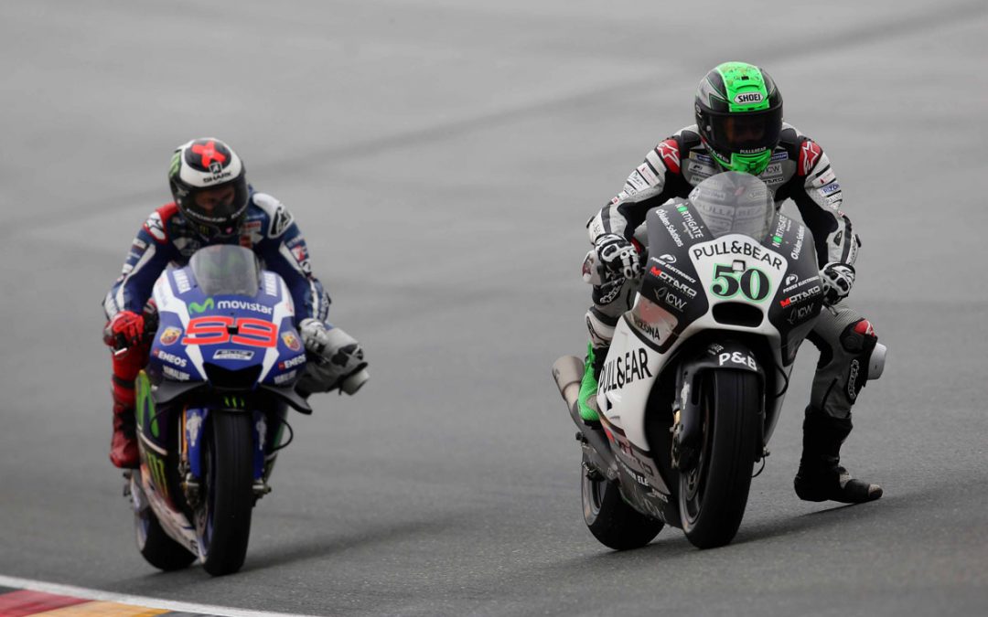 El Pull&Bear Aspar Team sigue sumando en una carrera caótica marcada por la lluvia