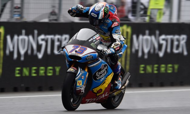 Magistral podio de Márquez bajo la lluvia en Brno