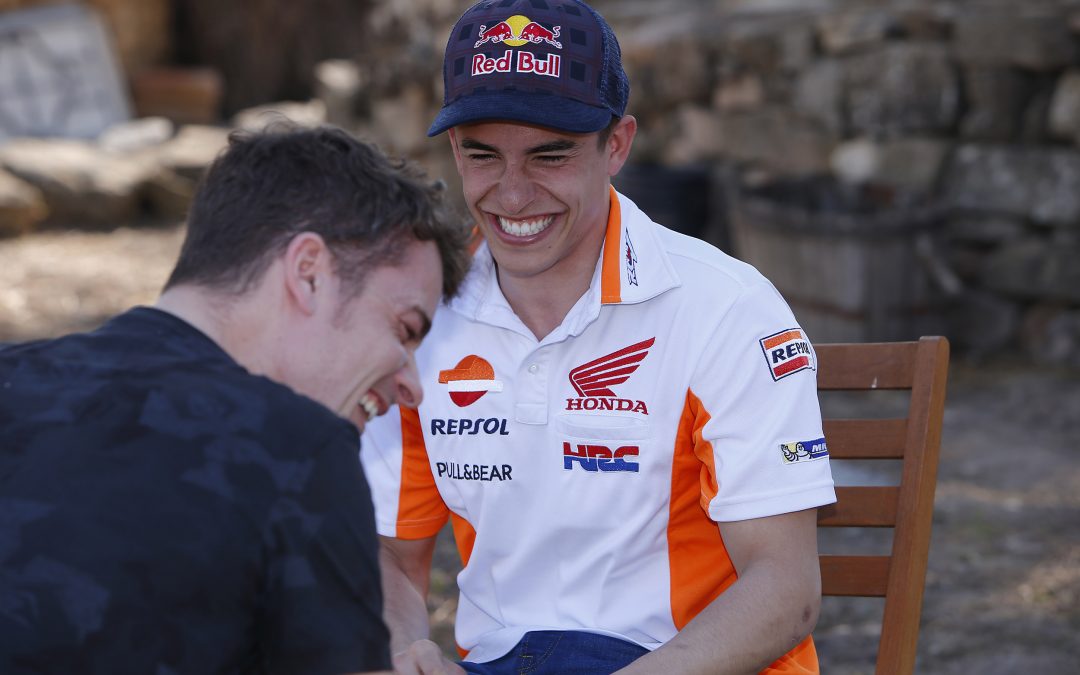 Marc Márquez y Dani Pedrosa despiden la temporada entre risas