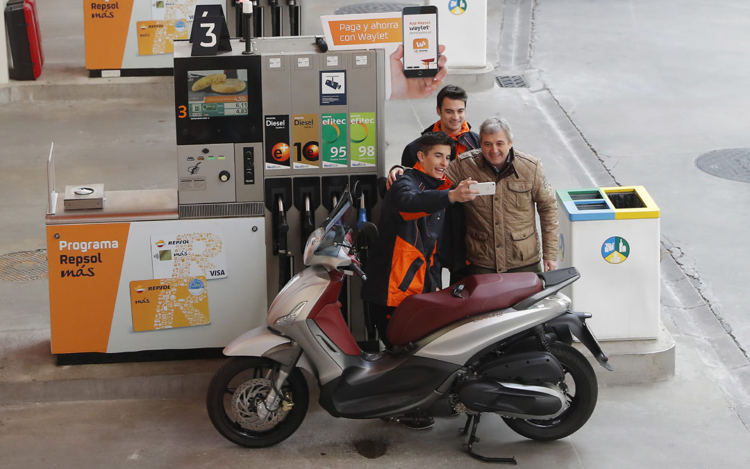 ¿Reconocerías a Marc Márquez y Dani Pedrosa en una estación de servicio?