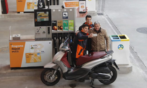 ¿Reconocerías a Marc Márquez y Dani Pedrosa en una estación de servicio?