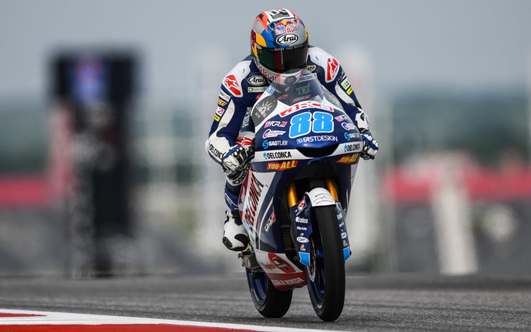 Todo sonrisas en el garaje del Team DEL CONCA de Gresini Moto3