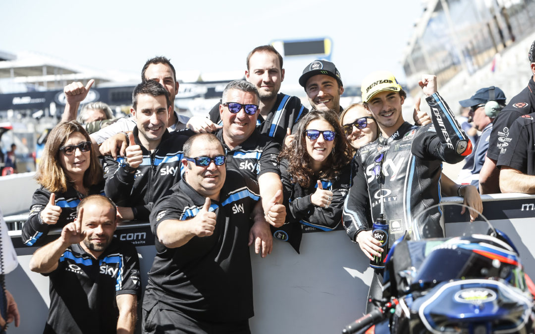 Bagnaia gana en Moto2 en Le Mans, con Xavi Vierge de héroe