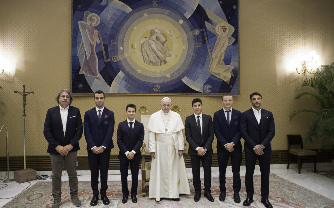Pilotos de MotoGP ™ se encuentran con el Papa Francisco en el Vaticano