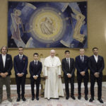 Pilotos de MotoGP ™ se encuentran con el Papa Francisco en el Vaticano