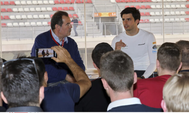 La visita solidaria con Carlos Sainz reúne a 11 nacionalidades distintas en el Circuit