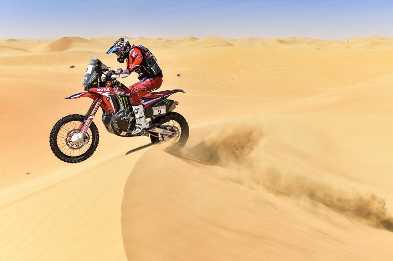 Inicio prudente del Monster Energy Honda Team en el contacto con las primeras dunas de Abu Dabi