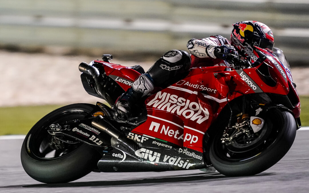 Dovizioso supera a Márquez, Ducati a Honda, y gana la primera carrera del año