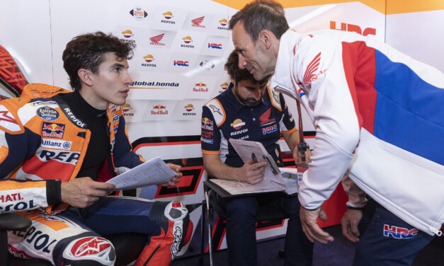 Alberto Puig: “Cuando el neumático empezó a gastarse, Marc pudo mantener el ritmo y otros pilotos, no”
