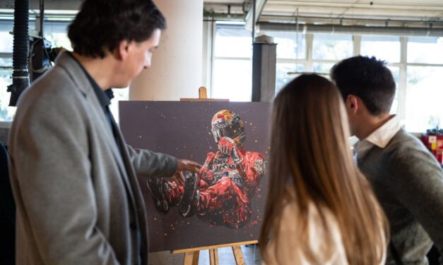 Las obras del artista británico Paul Oz rinden homenaje a Ayrton Senna en McLaren Barcelona