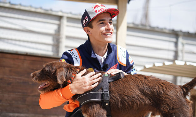 Marc Márquez conoce a su tocayo perruno