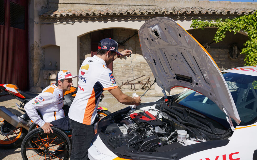 Marc Márquez e Isidre Esteve, mecánicos por un día