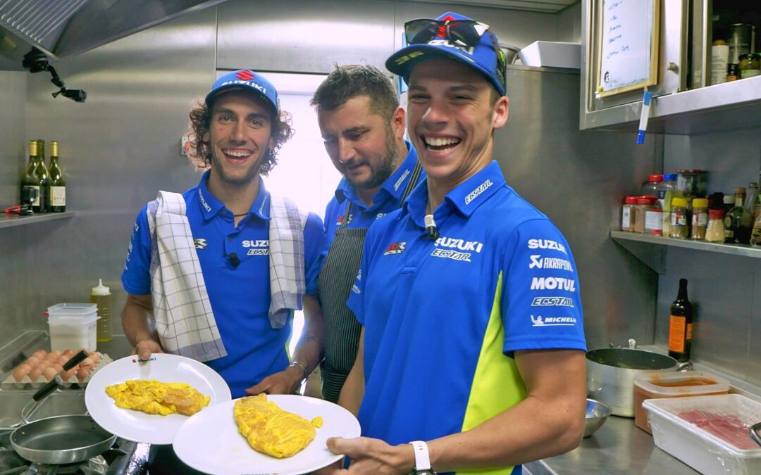 Álex Rins y Joan Mir compiten por la mejor tortilla del Suzuki Ecstar