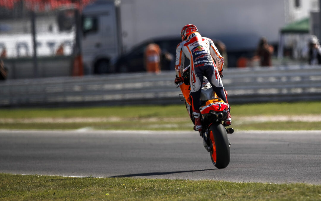 Marc Márquez gana en casa de Valentino y camina al octavo título