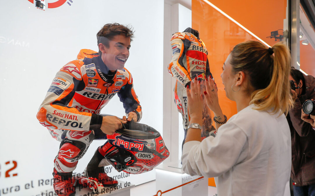 Marc Márquez, en modo maniquí viviente en un escaparate del centro de Madrid