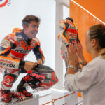 Marc Márquez, en modo maniquí viviente en un escaparate del centro de Madrid