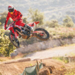 Los pilotos del equipo Repsol Honda vuelven a entrenar en moto