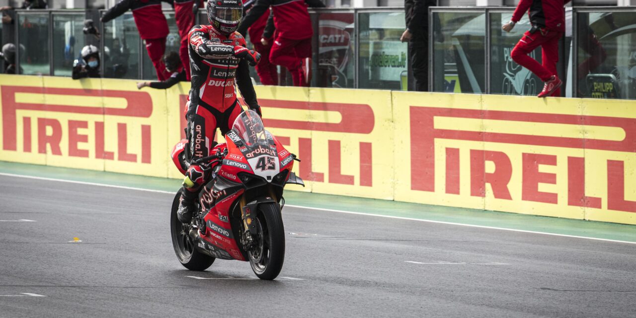 Scott Redding domina la Race-2 y Chaz Davies completa la obra maestra con un fantástico podio