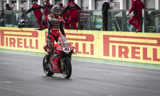 Scott Redding domina la Race-2 y Chaz Davies completa la obra maestra con un fantástico podio