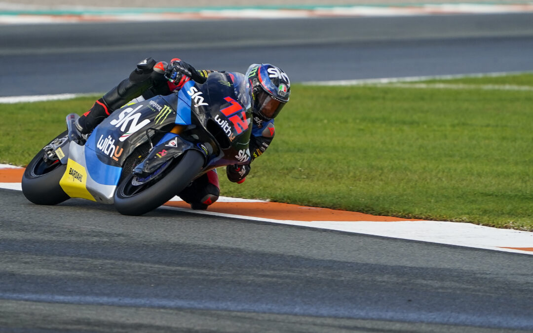 Victoria para Bezzecchi y liderato para Bastianini. Moto2 habla italiano.