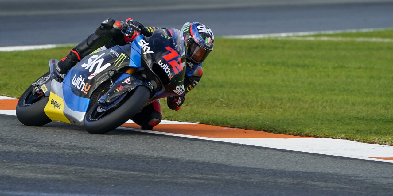 Victoria para Bezzecchi y liderato para Bastianini. Moto2 habla italiano.