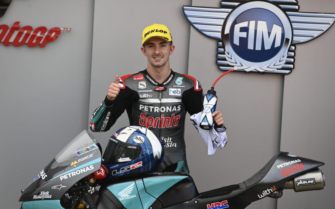 McPhee domina la lluvia para hacerse con la pole de Moto3 en Valencia