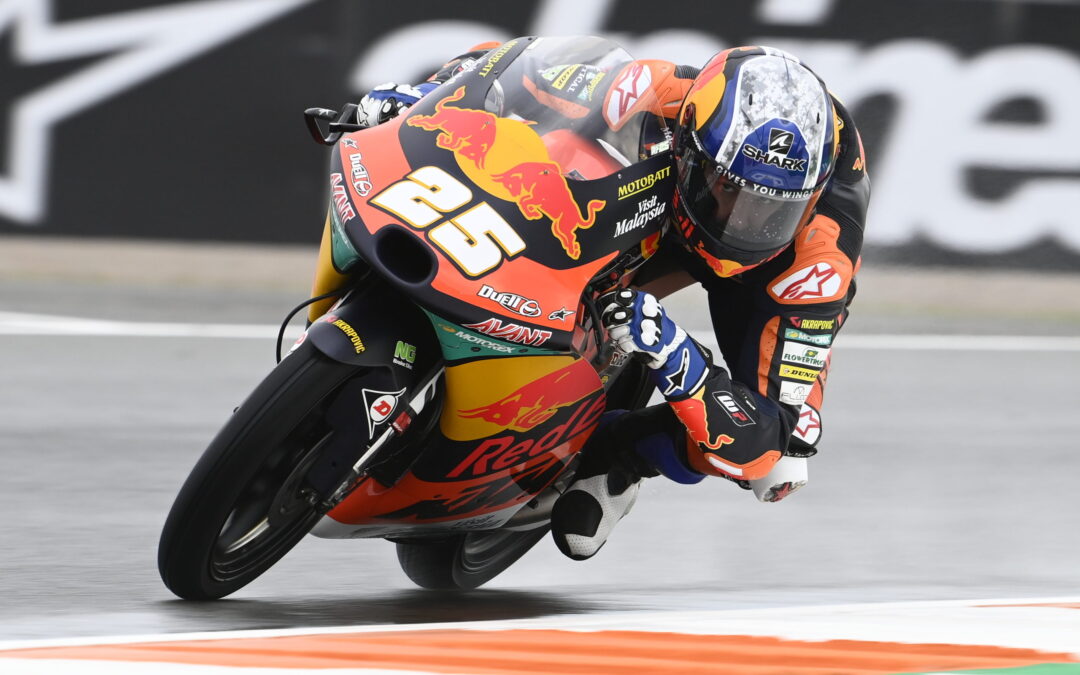 Raúl Fernández gana una carrera de Moto3  «loca» de verdad
