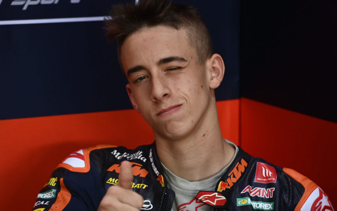 La magia de Pedro Acosta hace historia, del pitlane a la victoria y líder de Moto3