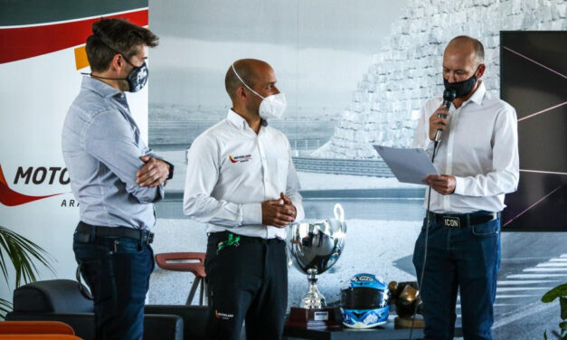 Carlos Checa: El genio de la curva 3 regresa a MotorLand Aragón en el décimo aniversario de su victoria.