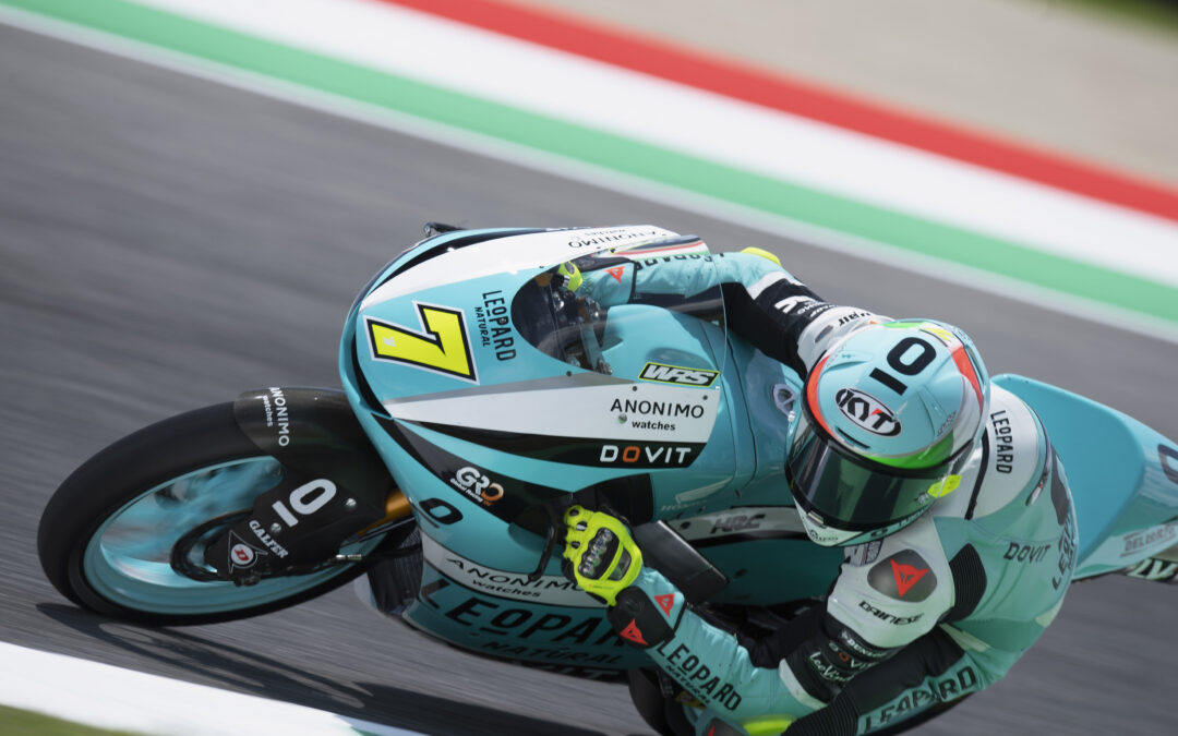 Dennis Foggia domina en Mugello la carrera de Moto3 con Jason Dupasquier en la mente de todos