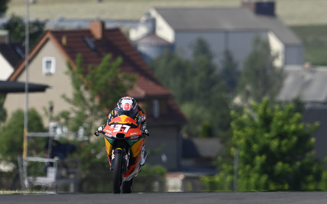 Carrera de vértigo en Moto3 Sachsenring con victoria para el líder Pedro Acosta