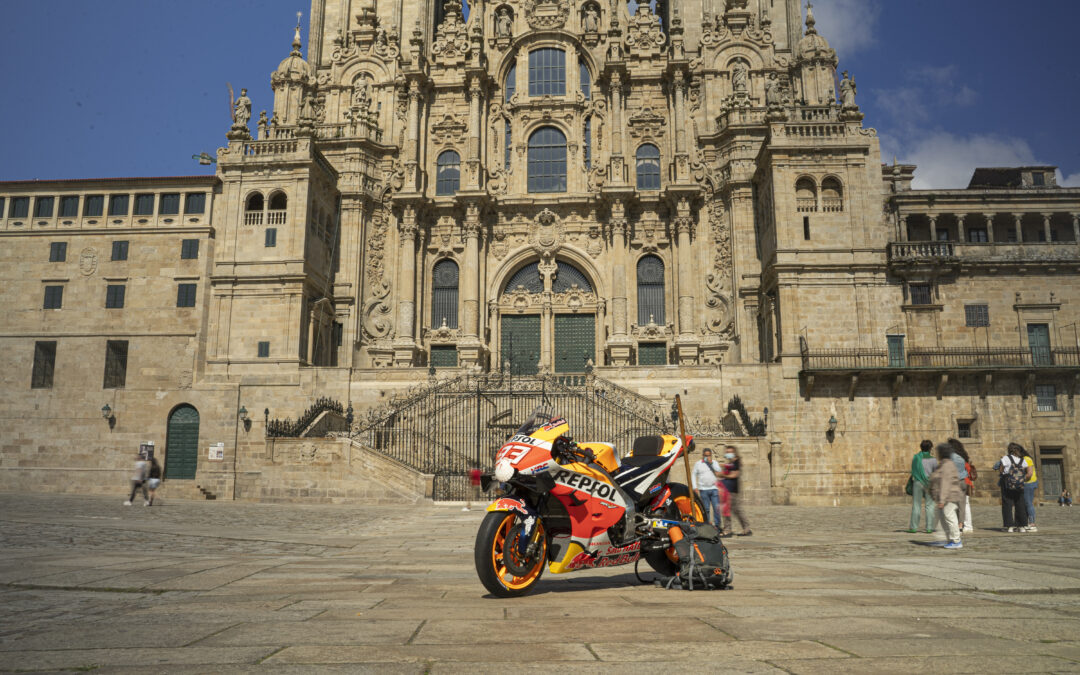 La moto de Marc Márquez finaliza su peregrinaje a Santiago
