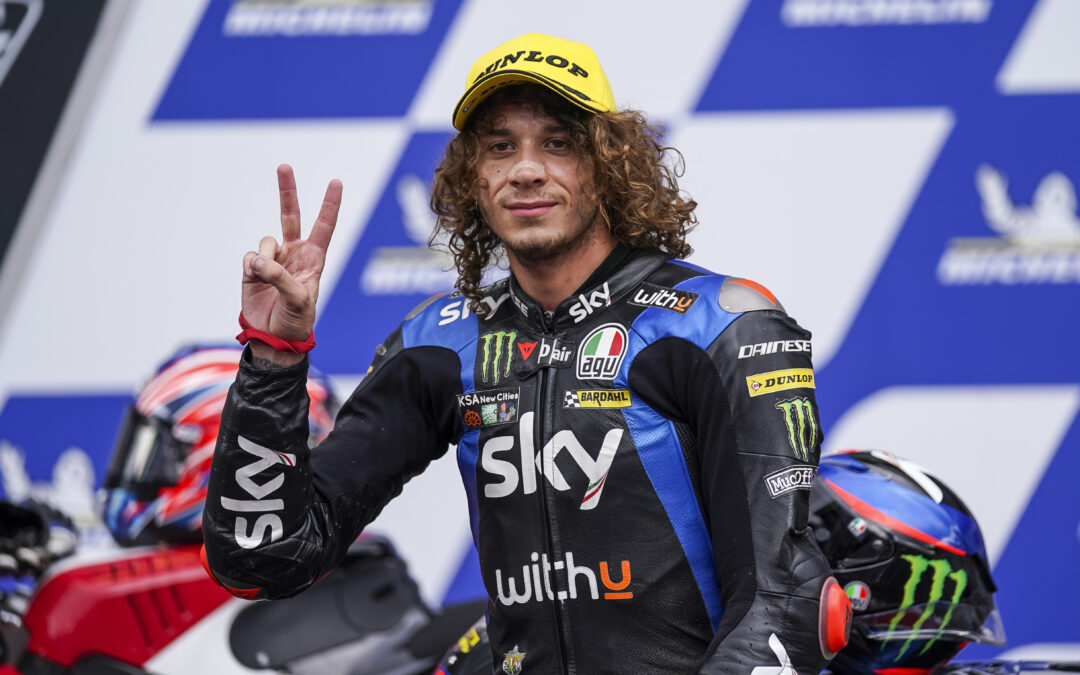 Victoria para Marco Bezzecchi en Spielberg con Canet y A. Fernández en el podio