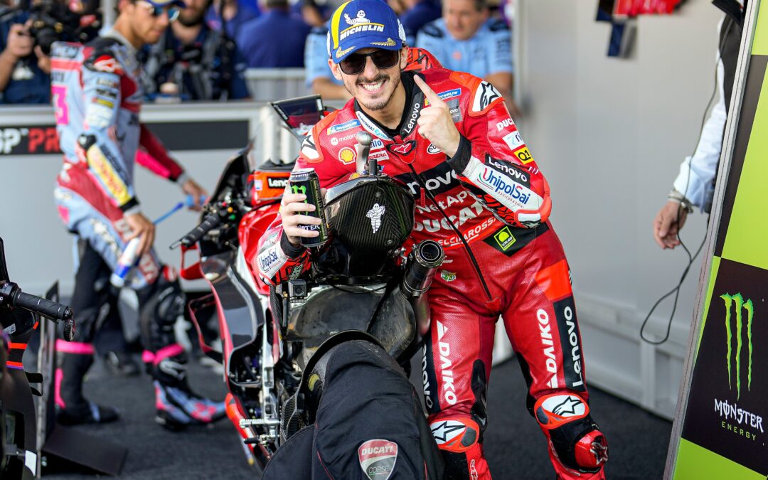 Espléndida victoria de Pecco Bagnaia en el GP de Gran Bretaña en Silverstone. El piloto italiano logra el podio 200 de Ducati en MotoGP. También sube al podio Jack Miller, tercero