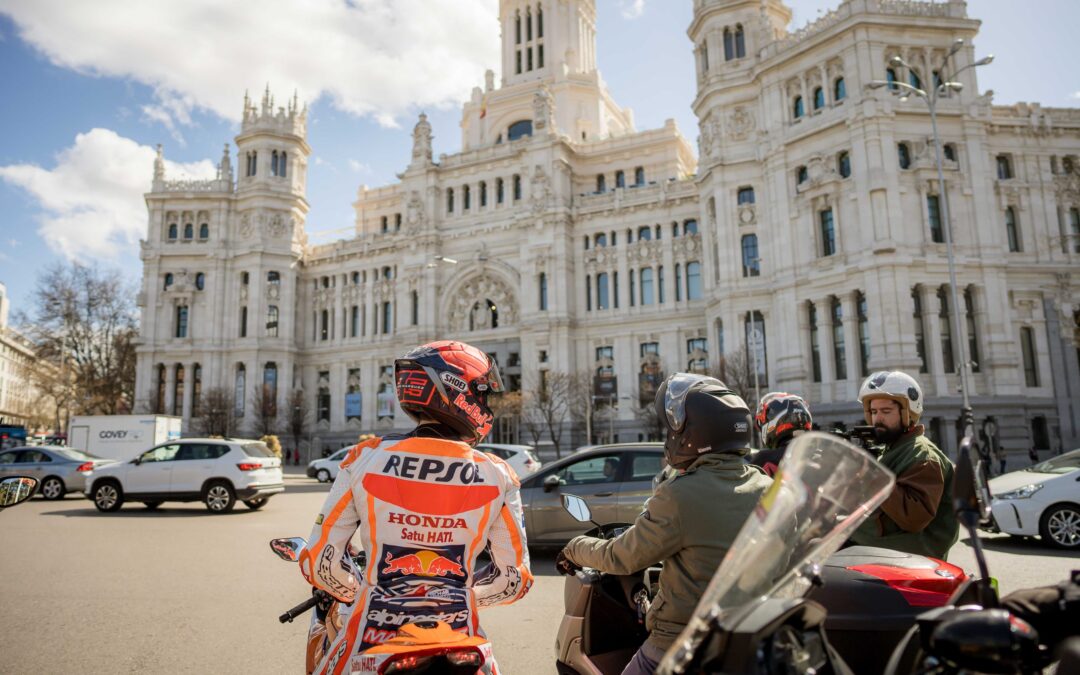 Marc Márquez y Martínez-Almeida realizan un trayecto en moto por Madrid con combustible 100% renovable
