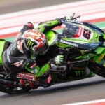 REA DE NUEVO EN EL PODIO