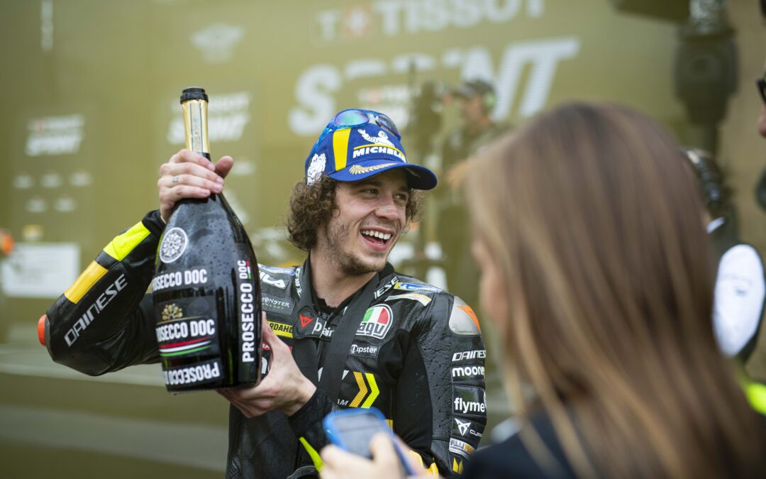 Marco Bezzecchi (Mooney VR46 Racing Team) victoria y liderato en Termas de Río Hondo