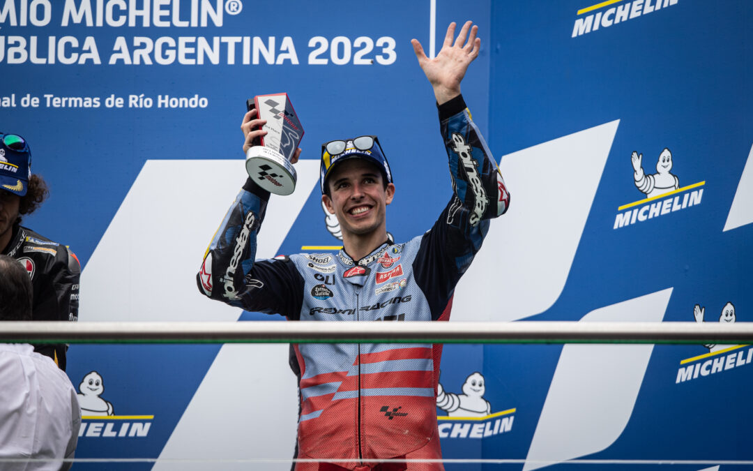 ÁLEX MÁRQUEZ EMOCIONA CON PODIO ARGENTINO EN MOJADO