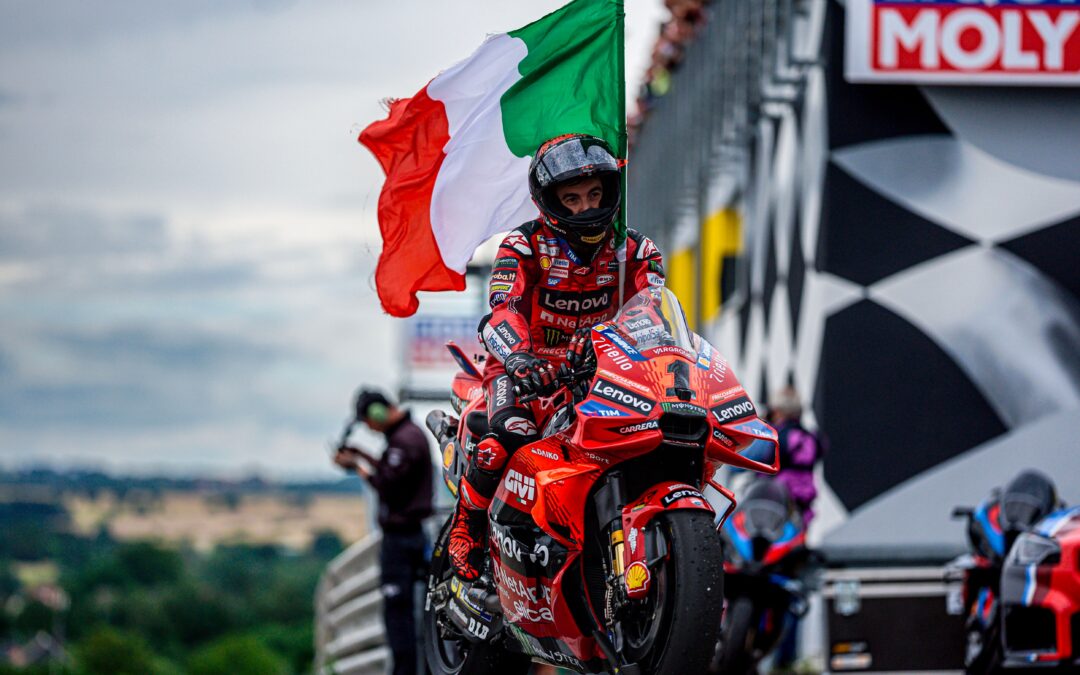 Francesco Bagnaia y el equipo Ducati Lenovo ganan la carrera Sachsenring y están de vuelta en la cima de la clasificación. Cuarto lugar para Enea Bastianini