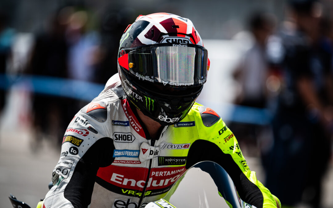 EL EQUIPO PERTAMINA ENDURO VR46 RACING EN SILVERSTONE PARA CELEBRAR LOS 75 AÑOS DE MOTOGP