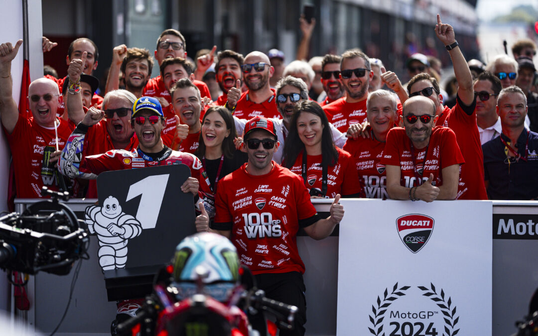 Bastianini y el Ducati Lenovo Team ganan en Misano y conquistan la victoria 100 en MotoGP para Ducati, adjudicándose también el quinto título de constructores consecutivo. Caída para Bagnaia