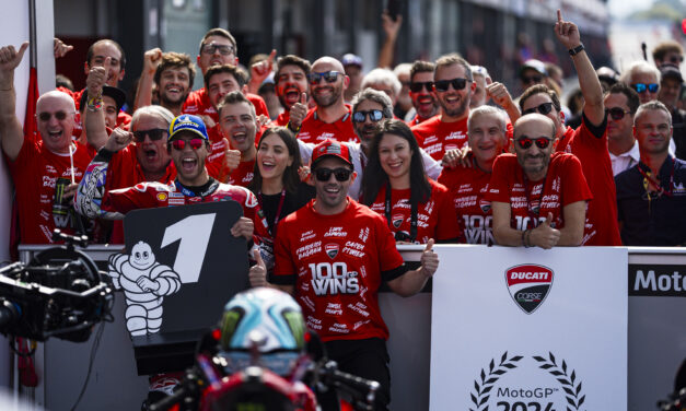 Bastianini y el Ducati Lenovo Team ganan en Misano y conquistan la victoria 100 en MotoGP para Ducati, adjudicándose también el quinto título de constructores consecutivo. Caída para Bagnaia