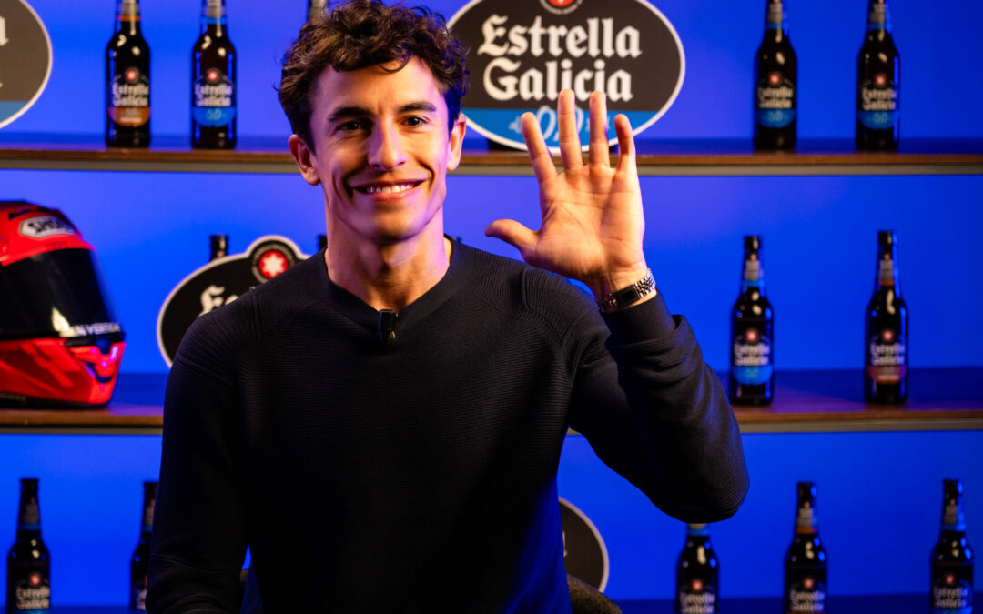 Marc Márquez brinda con una Estrella Galicia 0,0 por la temporada 2024