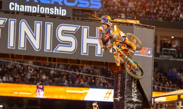 CHASE SEXTON DEL RED BULL KTM FACTORY RACING GANA EN EL SUPERCROSS DE ANAHEIM 1