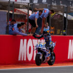 ÁLEX MÁRQUEZ SE ALZA CON LA VICTORIA EN EL SPRINT DE VALENCIA, FERMÍN QUEDA FUERA DE LOS PUNTOS