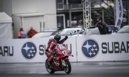 Bulega se convierte en un piloto italiano con más victorias en Superbike con hat-trick de victorias en Australia. Lecuona termina octavo después de luchar por la posición entre los 5 primeros.