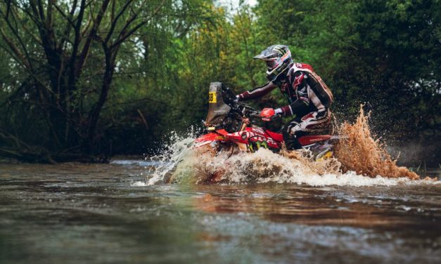 Schareina lidera la ofensiva de Honda mientras la primera etapa, pasada por agua, pone a prueba a los pilotos