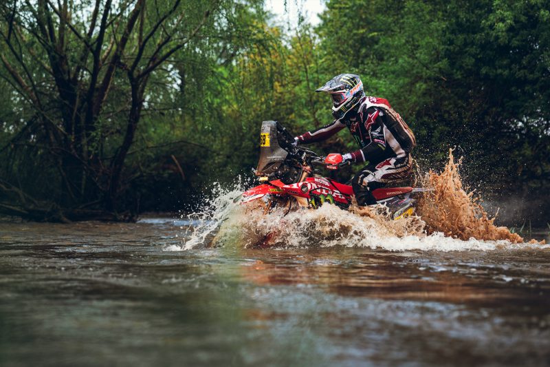 Schareina lidera la ofensiva de Honda mientras la primera etapa, pasada por agua, pone a prueba a los pilotos