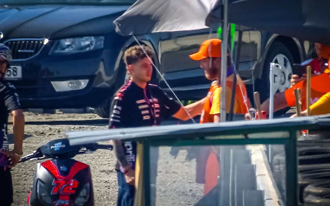 Un emocionado Bezzecchi se disculpa con el marshal